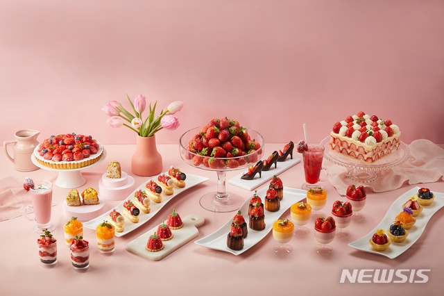[서울=뉴시스]서울드래곤시티 노보텔 스위트 앰배서더 서울 용산 26층 'THE 26'의 '딸기 스튜디오' 