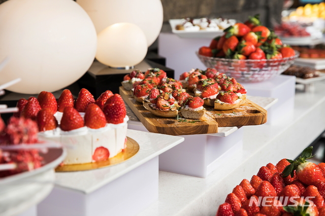 [서울=뉴시스]반얀트리 서울 '그라넘 다이닝 라운지'의 ‘베리 베리 베리 프로모션’