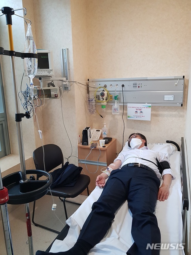 [서울=뉴시스] 한동훈 검사장에 대한 압수수색을 진행하는 도중 한 검사장과 물리적 접촉을 한 정진웅 당시 서울중앙지검 형사1부장. 사진은 정 부장검사가 이번 사건으로 병원에 입원해있는 모습. (제공=서울중앙지검)