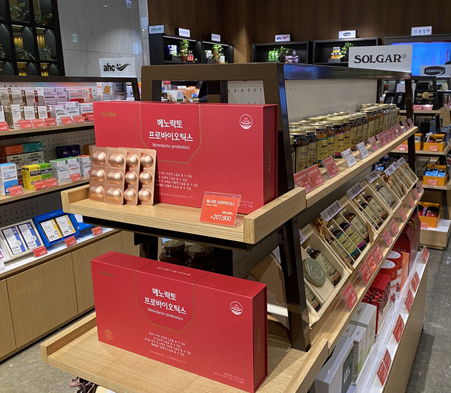 [서울=뉴시스] 휴온스는 건강기능식품 브랜드 ‘솔가’와 손잡고 전국 주요 백화점에 ‘엘루비 메노락토 프로바이오틱스’ 입점을 시작으로 오프라인 유통 채널을 본격 확대한다고 15일 밝혔다. (사진=휴온스 제공)