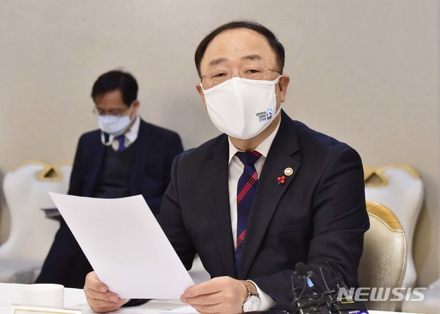 [서울=뉴시스]조수정 기자 = 홍남기 경제부총리 겸 기획재정부 장관. 2021.01.15. (공동취재사진) photo@newsis.com