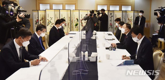 [서울=뉴시스]조수정 기자 = 홍남기 경제부총리 겸 기획재정부 장관이 15일 서울 종로구 세종대로 정부서울청사 국무위원식당에서 열린 제13차 부동산시장 점검 관계장관회의를 주재하고 있다. 2021.01.15. (공동취재사진) photo@newsis.com