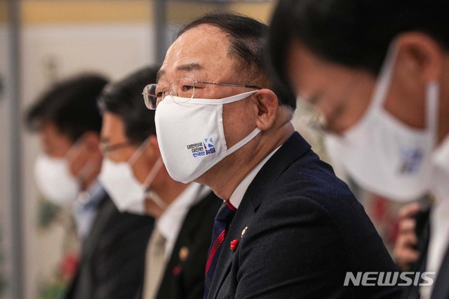 [서울=뉴시스]조수정 기자 = 홍남기 경제부총리 겸 기획재정부 장관이 15일 서울 종로구 정부서울청사에서 열린 '제13차 부동산시장 점검 관계장관회의'에 참석해 발언 하고 있다. 2021.01.15. (공동취재사진) photo@newsis.com