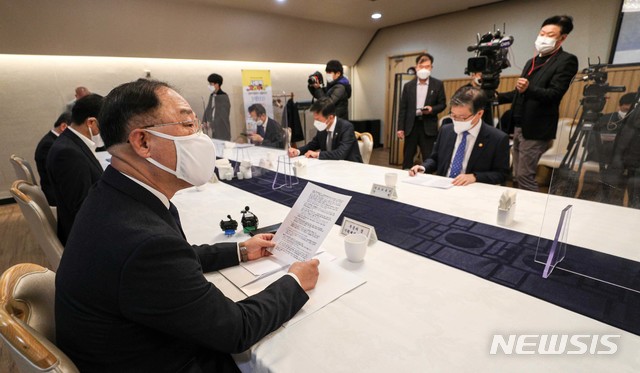 [서울=뉴시스]조수정 기자 = 홍남기 경제부총리 겸 기획재정부 장관이 15일 서울 종로구 정부서울청사에서 열린 '제13차 부동산시장 점검 관계장관회의'에 참석해 발언 하고 있다. 2021.01.15. (공동취재사진) photo@newsis.com
