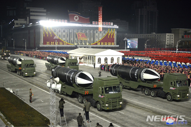 [평양=AP/뉴시스]북한 조선중앙통신이 제공한 사진에 지난 14일 평양 김일성광장에서 열린 조선노동당 제8차 대회 기념 열병식에서 '북극성-5ㅅ' 문구가 적힌 신형 추정 잠수함발사탄도미사일(SLBM)이 등장하고 있다. 2021.01.15.