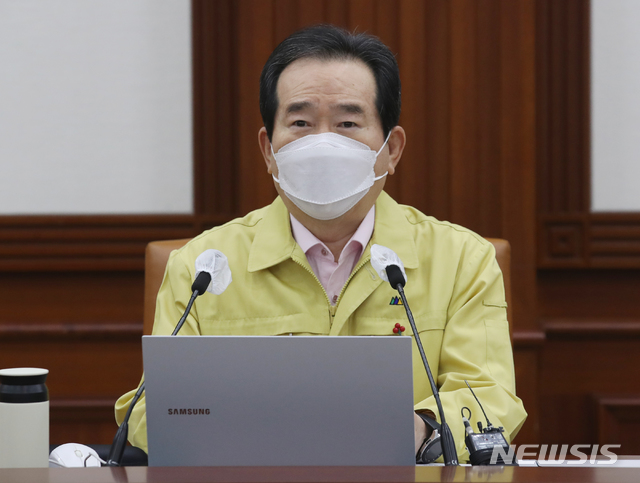 [서울=뉴시스]조수정 기자 = 정세균 국무총리가 15일 서울 종로구 정부서울청사에서 열린 코로나19 중앙재난안전대책본부 회의에서 모두 발언을 하고 있다. (공동취재사진) 2021.01.15. photo@newsis.com