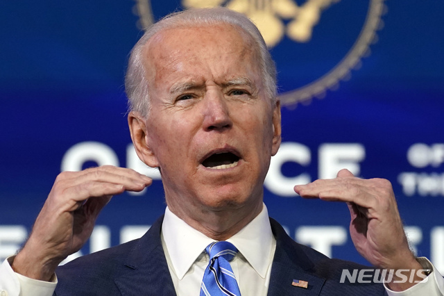 [윌밍턴=AP/뉴시스] 조 바이든 미국 대통령 당선인이 14일(현지시간) 델라웨어주 윌밍턴에서 기자회견을 하고 있다. 그는 이날 1조9000억 달러(약 2082조4000억원) 규모의 경기 부양안을 확정하고 '국민 통합'을 위해 의회가 신속한 결정을 내려야 한다고 당부했다. 2021.1.15.