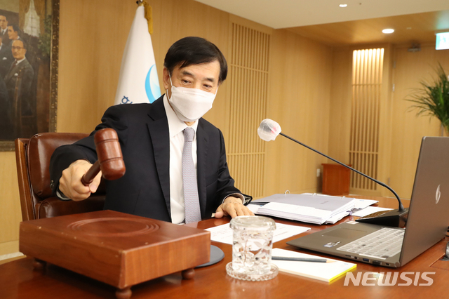 [서울=뉴시스] 이주열 한국은행 총재가 15일 오전 서울 중구 한국은행에서 열린 금융통화위원회 본회의에서 회의를 주재하며 의사봉을 두드리고 있다. (사진=한국은행 제공) 2021.01.15. photo@newsis.com