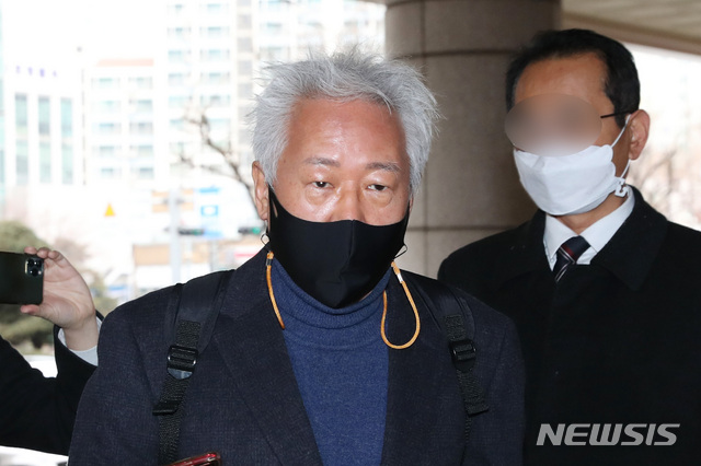 [서울=뉴시스] 여동준 기자 = 강의 중 학생들에게 일본군 위안부가 '자발적인 매춘'이라는 취지의 발언을 해 재판에 넘겨진 류석춘 전 연세대학교 교수에 대한 1심 판단이 23일 내려질 예정이다. 2024.01.24. yeodj@newsis.com