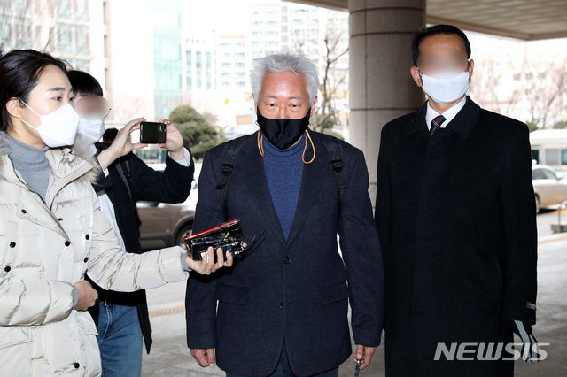 [서울=뉴시스]김병문 기자 = 강의 중 학생들에게 '위안부는 자발적 매춘'이라는 취지의 발언을 해 명예훼손 혐의로 재판에 넘겨진 류석춘 전 연세대 교수가 15일 오전 서울 마포구 서울서부지방법원에서 열린 첫 공판에 출석하고 있다. 2021.01.15. dadazon@newsis.com