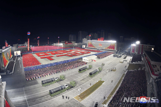 [평양=AP/뉴시스]북한 조선중앙통신이 제공한 사진에 14일 평양 김일성 광장에서 제8차 당대회 기념 야간 열병식이 열려 군사 퍼레이드가 펼쳐지고 있다. 김정은 노동당 총비서가 참석한 가운데 열린 이번 열병식에는 신형 잠수함발사탄도미사일 SLBM 등 전략·전술 무기들이 등장했다. 2021.01.15. 