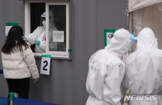 [서울=뉴시스]고승민 기자 = 15일 서울 청량리역 신종 코로나바이러스 감염증(코로나19) 임시선별검사소에서 의료진이 검사 업무를 하고 있다. 2021.01.15. kkssmm99@newsis.com