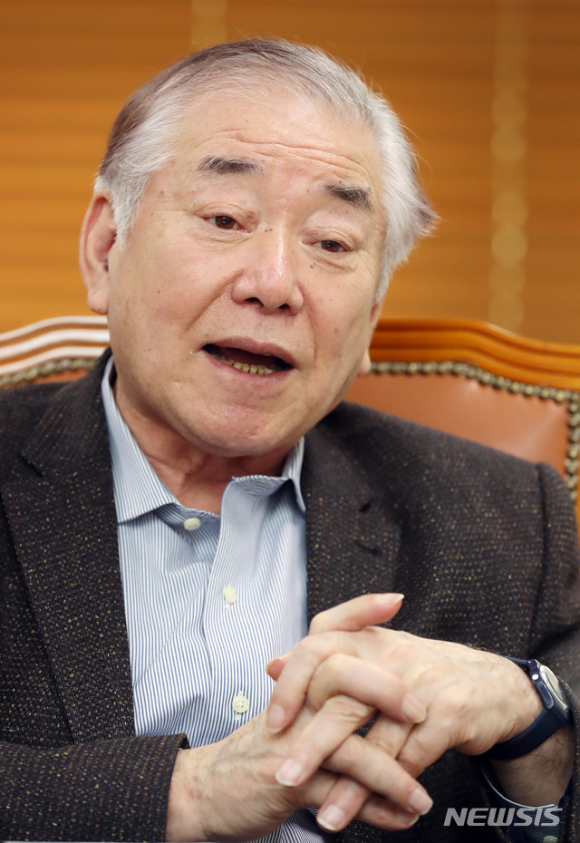 [서울=뉴시스]이영환 기자 = 문정인 대통령 통일외교안보특보가 14일 서울 종로구 정부서울청사 창성동별관 집무실에서 뉴시스와 인터뷰를 하고 있다. 2021.01.17. 20hwan@newsis.com