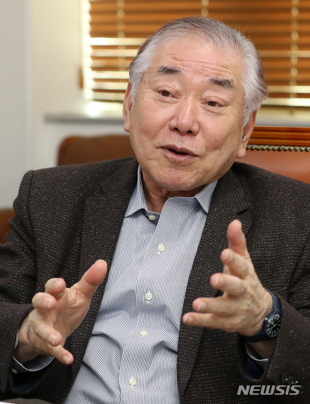 [서울=뉴시스]이영환 기자 = 문정인 대통령 통일외교안보특보가 14일 서울 종로구 정부서울청사 창성동별관 집무실에서 뉴시스와 인터뷰를 하고 있다. 2021.01.17. 20hwan@newsis.com