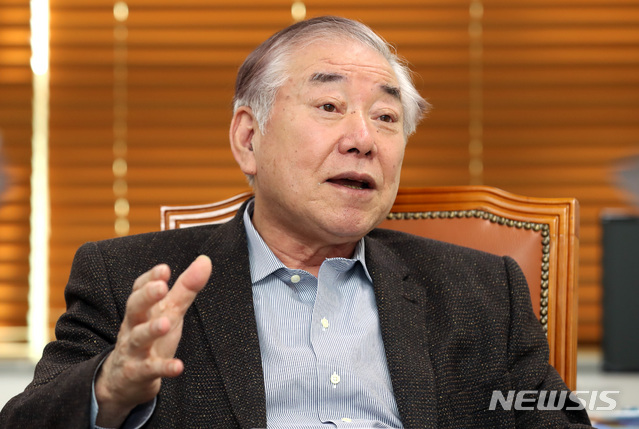 [서울=뉴시스]이영환 기자 = 문정인 대통령 통일외교안보특보가 14일 서울 종로구 정부서울청사 창성동별관 집무실에서 뉴시스와 인터뷰를 하고 있다. 2021.01.17. 20hwan@newsis.com