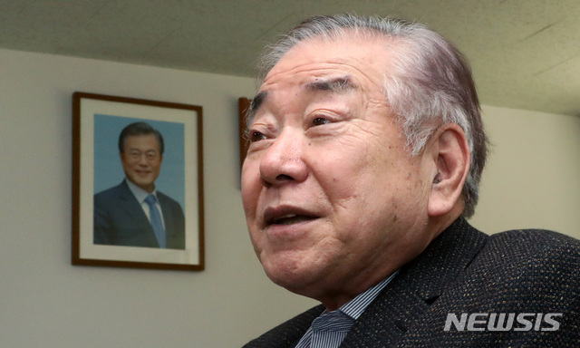 [서울=뉴시스]이영환 기자 = 문정인 대통령 통일외교안보특보가 14일 서울 종로구 정부서울청사 창성동별관 집무실에서 뉴시스와 인터뷰를 하고 있다. 2021.01.17. 20hwan@newsis.com