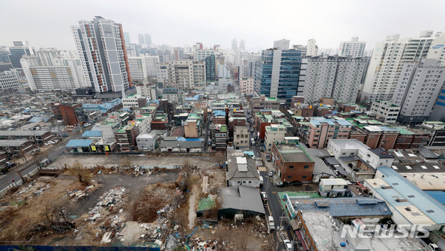 [서울=뉴시스]김병문 기자 = 국토교통부와 서울특별시가 15일 수도권 주택공급방안에 따라 도입한 공공재개발사업의 첫 시범사업 후보지 8곳(동작구 흑석2, 영등포구 양평13·양평14, 동대문구 용두1-6·신설1, 관악구 봉천13, 종로구 신문로2-12, 강북구 강북5)을 선정했다고 밝혔다. 사진은 이날 오후 서울 영등포구 양평13·양평14 모습. 2021.01.15. dadazon@newsis.com