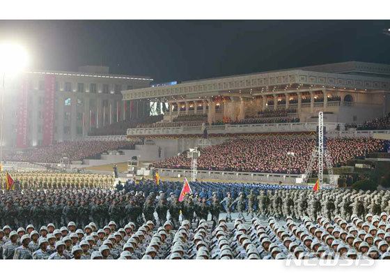 [서울=뉴시스]북한 노동신문은 김정은 국무위원장이 지난 14일 평양 김일성광장에서 열린 조선노동당 제8차 대회 기념 열병식에 참석했다고 15일 보도했다. (사진=노동신문 캡쳐) 2021.01.15. photo@newsis.com