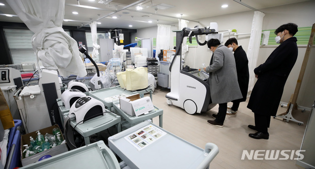 [서울=뉴시스]김선웅 기자 = 서울시는 1호 감염병 전담요양병원으로 강남구 ‘느루요양병원’을 지정했다고 밝혔다. 병원은 18일부터 68병상 규모로 운영되며 느루요양병원 측이 전담 요양병원 선정에 자원했다. 68병상 중 3~6층에 위치한 56병상은 코로나19에 확진된 요양병원 환자, 나머지 8~9층의 12병상은 밀접접촉자로 분류된 요양병원 환자에게 배정한다. 15일 서울 강남구에 위치한 느루요양병원에서 공사가 진행되고 있다. 2021.01.15. mangusta@newsis.com