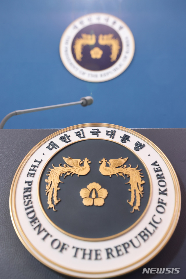 [서울=뉴시스]추상철 기자 =청와대 관계자들이 15일 청와대 춘추관에서 문재인 대통령의 2021 신년 기자회견을 준비하고 있다. 오는 18일 열리는 이번 신년 기자회견은 온오프방식으로 진행된다. 2021.01.15. scchoo@newsis.com