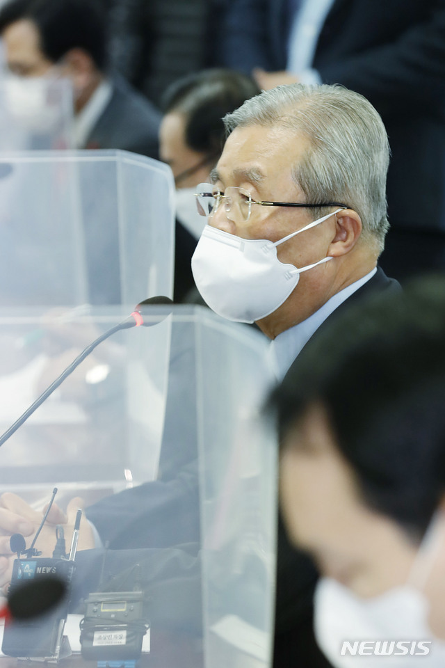 [서울=뉴시스]최동준 기자 = 김종인 국민의힘 비상대책위원장이 15일 서울 용산구 대한의사협회를 방문해 코로나19 대응 및 백신 접종 계획 관련 간담회에서 발언을 하고 있다. 2021.01.15. photocdj@newsis.com