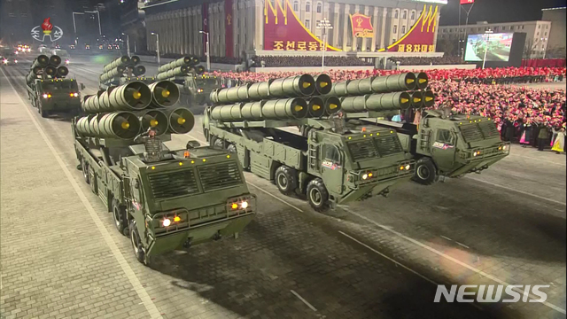 [서울=뉴시스]지난 2021년 1월 14일 평양 김일성광장에서 열린 조선노동당 제8차 대회 기념 열병식에서 5연장 방사포가 등장하고 있다. (사진=조선중앙TV 캡쳐) 2025.11.13. photo@newsis.com
