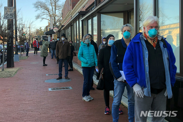 [워싱턴=AP/뉴시스] 지난달 12일 미국 워싱턴 소재 해티 홈즈 시니어 건강센터 밖에서 65세 이상 고령자들이 코로나19 백신을 접종 받기 위해 줄을 서 기다리고 있다. 2021.03.09.