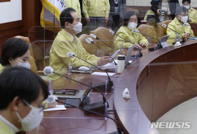 [서울=뉴시스]김명원 기자 = 정세균 국무총리가 16일 오전 서울 종로구 정부서울청사에서 열린 코로나19 대응 중앙재난안전대책본부(중대본) 회의에 참석해 발언하고 있다.&nbsp; 2021.01.16. kmx1105@newsis.com