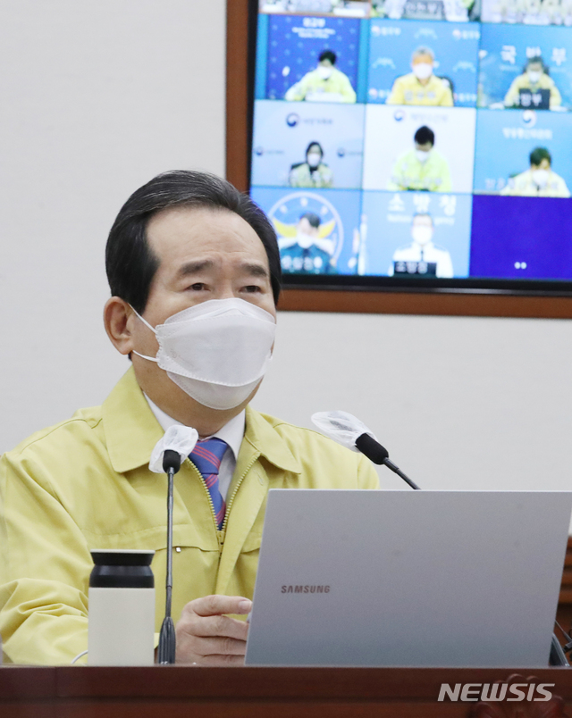 [서울=뉴시스]김명원 기자 = 정세균 국무총리가 16일 오전 서울 종로구 정부서울청사에서 열린 코로나19 대응 중앙재난안전대책본부(중대본) 회의에 참석해 발언하고 있다.&nbsp; 2021.01.16. kmx1105@newsis.com