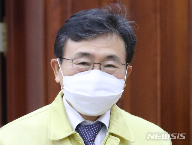 [서울=뉴시스]김명원 기자 = 권덕철 보건복지부 장관이 16일 오전 서울 종로구 정부서울청사에서 열린 코로나19 대응 중앙재난안전대책본부(중대본) 회의에 참석하고 있다. 2021.01.16. kmx1105@newsis.com