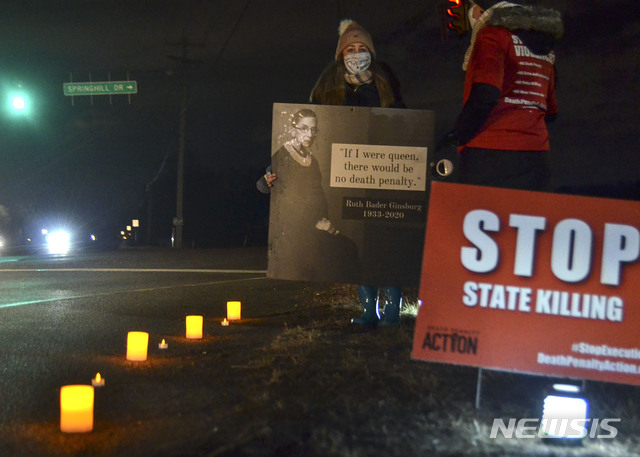 [테레호트=AP/뉴시스]사형제 반대 운동가가 15일(현지시간) 미국 인디애나주 테레호트 연방교도소 인근에서 더스틴 힉스 사형에 반대하는 시위를 벌이고 있다. 2021.01.16 