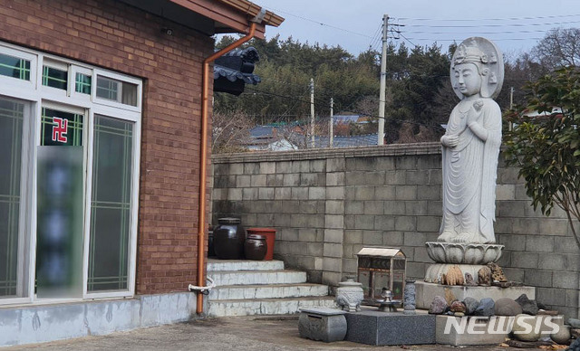 [영암=뉴시스] 박상수 기자 = 16일 오전 전남 영암군 삼호읍의 한 사찰에 인적이 끊겼다. 이 사찰에서는 최근 코로나19 집단 감염이 발생했다. 2021.01.16. parkss@newsis.com