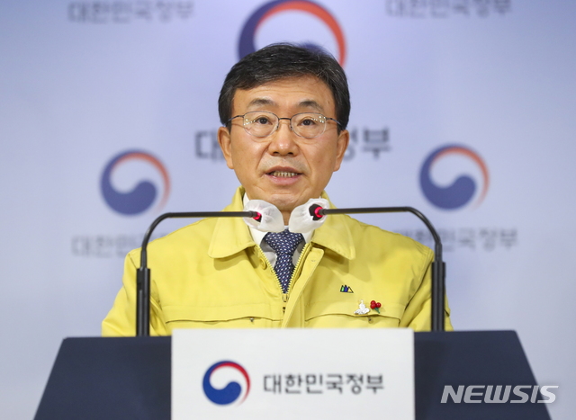 [서울=뉴시스]김명원 기자 = 권덕철 중앙재난안전대책본부 1차장(보건복지부 장관)이 16일 오전 서울 종로구 정부서울청사 합동브리핑실에서 신종 코로나바이러스 감염증(코로나19) 확산 방지를 위해 다음 주부터 적용할 사회적 거리두기 조정안을 발표하고 있다. 적 거리두기' 단계와 더불어 '5인 이상 모임 금지'도 연장한다. 또 카페 및 헬스장 등 실내체육시설은 시설면적 8㎡(약 2.4평)당 1명 정도로 인원을 제한하고 오후 9시까지 운영을 허용했다. (사진=보건복지부 제공) 2021.01.16. kmx1105@newsis.com