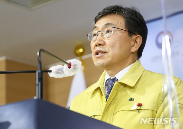 [서울=뉴시스]김명원 기자 = 권덕철 중앙재난안전대책본부 1차장(보건복지부 장관)이 16일 오전 서울 종로구 정부서울청사 합동브리핑실에서 신종 코로나바이러스 감염증(코로나19) 확산 방지를 위해 다음 주부터 적용할 사회적 거리두기 조정안을 발표하고 있다. 적 거리두기' 단계와 더불어 '5인 이상 모임 금지'도 연장한다. 또 카페 및 헬스장 등 실내체육시설은 시설면적 8㎡(약 2.4평)당 1명 정도로 인원을 제한하고 오후 9시까지 운영을 허용했다. (사진=보건복지부 제공) 2021.01.16. kmx1105@newsis.com