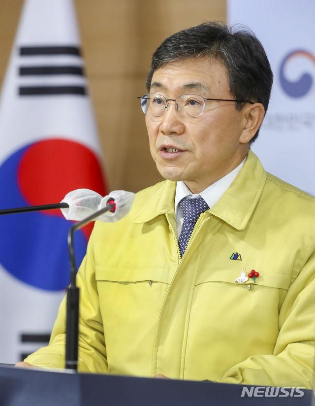 [서울=뉴시스]김명원 기자 = 권덕철 중앙재난안전대책본부 1차장(보건복지부 장관)이 16일 오전 서울 종로구 정부서울청사 합동브리핑실에서 신종 코로나바이러스 감염증(코로나19) 확산 방지를 위해 다음 주부터 적용할 사회적 거리두기 조정안을 발표하고 있다. 적 거리두기' 단계와 더불어 '5인 이상 모임 금지'도 연장한다. 또 카페 및 헬스장 등 실내체육시설은 시설면적 8㎡(약 2.4평)당 1명 정도로 인원을 제한하고 오후 9시까지 운영을 허용했다. (사진=보건복지부 제공) 2021.01.16. kmx1105@newsis.com