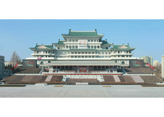 [서울=뉴시스] 8차 당대회 열병식 참가자들과 사진 찍은 김정은. 2021.01.17. (사진=노동신문 캡처)