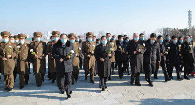 [서울=뉴시스] 북한 최고인민회의 대의원들 꽃바구니 진정. 2021.01.17. (사진=노동신문 캡처)