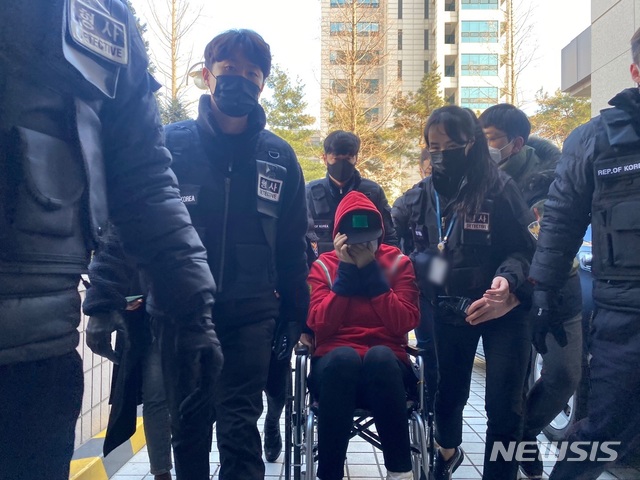 [인천=뉴시스] 김동영 기자 = 17일 오후 1시40분께 살인 혐의로 구속 영장이 청구된 A씨가 영장실질심사를 받기 위해 인천지법에 들어섰다. 2021. 1.17. dy0121@newsis.com