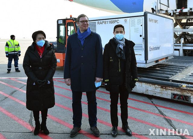 [베오그라드=신화/뉴시스] 중국 시노팜이 개발한 코로나19 백신 100만 회분이 16일 세르비아 베오그라드 공항에 도착했다. 공항을 직접 찾은 알렉산다르 부치치 대통령(가운데)이 천보 중국대사 등과 함께 시노팜 백신을 하역한 차량 앞에서 기념 촬영을 하고 있다. 2021.01.17 