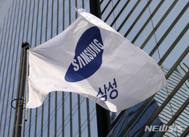 [서울=뉴시스]고범준 기자 = 이재용 삼성전자 부회장의 국정농단 파기환송심 선고를 하루 앞둔 17일 오후 서울 서초구 삼성전자 서초사옥에 걸린 삼성깃발이 바람에 휘날리고 있다. 2021.01.17. bjko@newsis.com
