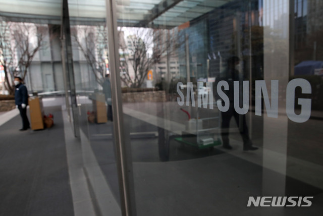 [서울=뉴시스]고범준 기자 = 이재용 삼성전자 부회장의 국정농단 파기환송심 선고를 하루 앞둔 17일 오후 서울 서초구 삼성전자 서초사옥에 삼성 로고가 보이고 있다. 2021.01.17. bjko@newsis.com