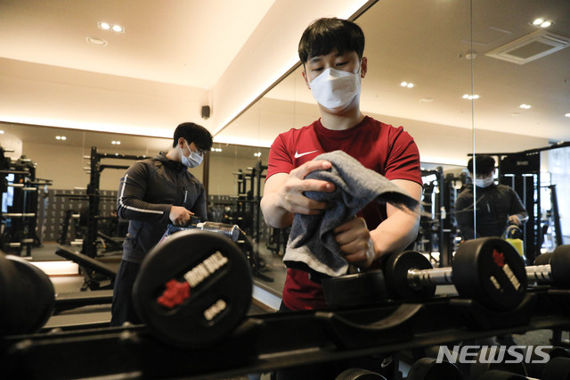 [서울=뉴시스]박민석 기자 = 헬스장 등 실내체육시설에 대한 집합금지·운영제한 완화를 하루 앞둔 17일 오후 서울 구로구에 위치한 헬스장에서 직원들이 소독 작업을 하고 있다. 2021.01.17. mspark@newsis.com