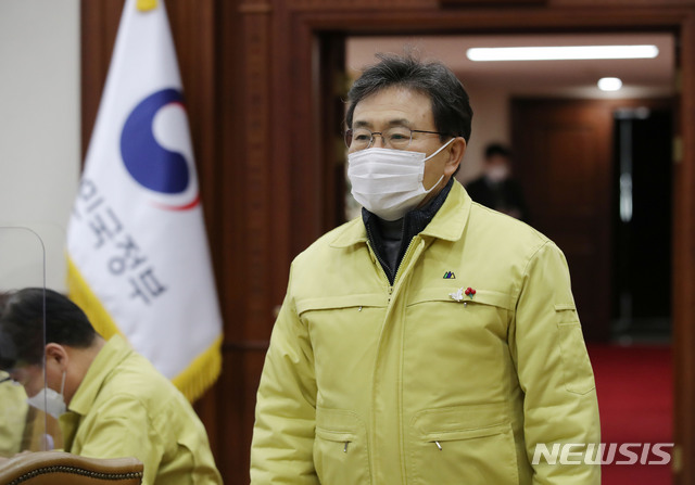 [서울=뉴시스]박미소 기자 = 권덕철 보건복지부 장관이 17일 오후 서울 종로구 정부서울청사에서 열린 신종 코로나바이러스 감염증(코로나19) 대응 중앙재난안전대책본부(중대본) 회의에 참석하고 있다. 2021.01.17. misocamera@newsis.com