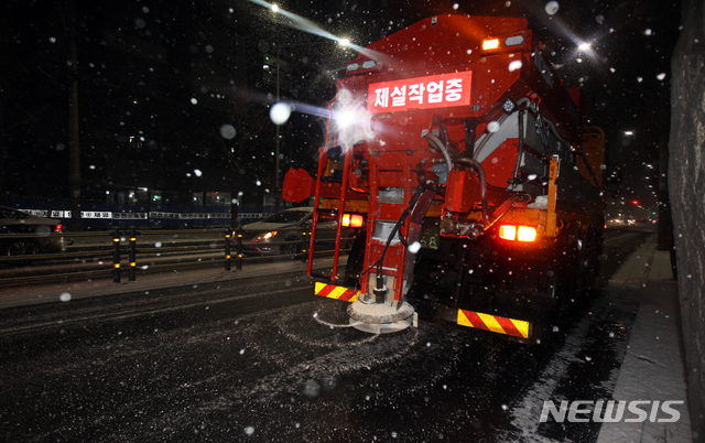 [서울=뉴시스]전국 곳곳에 대설 특보가 발효중인 17일 오후 서울 동작구 장승배기역 인근 도로에서 제설차량이 도로에 염화칼슘을 뿌리며 이동하고 있다.(사진=동작구청 제공) 2020.11.17. photo@newsis.com