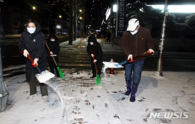 [서울=뉴시스]제설대책 비상근무에 나선 동작구청 직원들이 17일 오후 서울 동작구 상도동 도로에서 주민들의 안전을 위해 염화칼슘을 뿌리고 제설작업을 하고 있다.(사진=동작구청 제공) 2020.11.17. photo@newsis.com