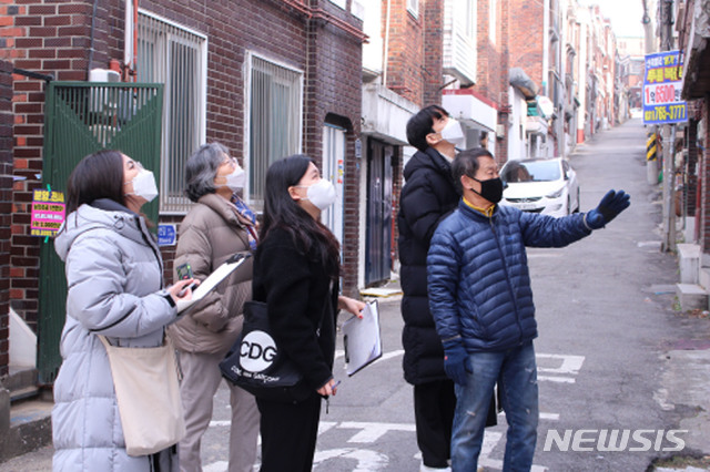[성남=뉴시스]경기 성남시가 아카이브(archive,기록자료) 구축을 위해 광주대단지 시기에 지어진 수정구 산성동 건축물을 현장 조사 중이다