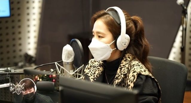 [서울=뉴시스] KBS FM 라디오 프로그램 '조우종의 FM대행진'에 출연한 트로트 가수 홍자 (사진= KBS FM 보이는 라디오 영상 캡처) 2021,01,18. photo@newsis.com