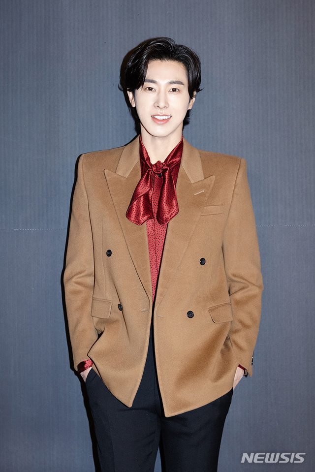 [서울=뉴시스]유노윤호가 18일 새 미니앨범 '누아르(NOIR)'로 컴백한다. 사진은 기자간담회에 참석한 모습. (사진=SM엔터테인먼트 제공) 2021.01.18. photo@newsis.com