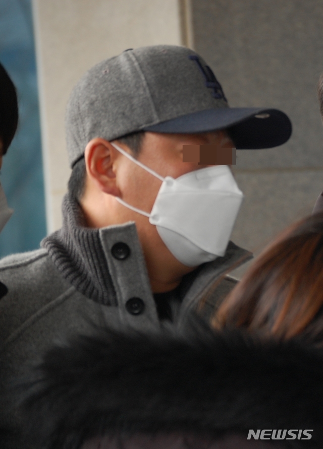 [김포=뉴시스] 김동영 기자 = 경기 김포의 한 아파트에서 자신의 지인 차량을 통과시켜 주지 않았다는 이유로 경비원들을 폭행해 중상을 입힌 30대 중국인 입주민이 경찰에 출석했다. 2021.1.18. dy0121@newsis.com