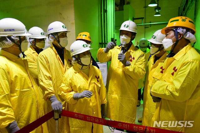 [경주=뉴시스] 이은희 기자= 18일 더불어민주당 의원들이 월성원전 현장에서 삼중수소 누출 관련 설명을 듣고 있다. 2021.1.18. leh@newsis.com 